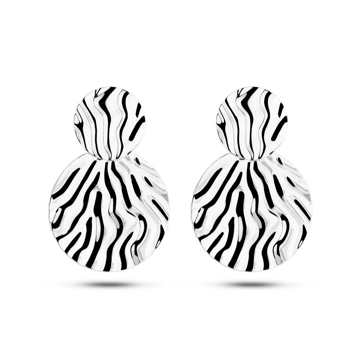 Boucles d'oreilles en argent rhodié avec un motif en relief noir et blanc.