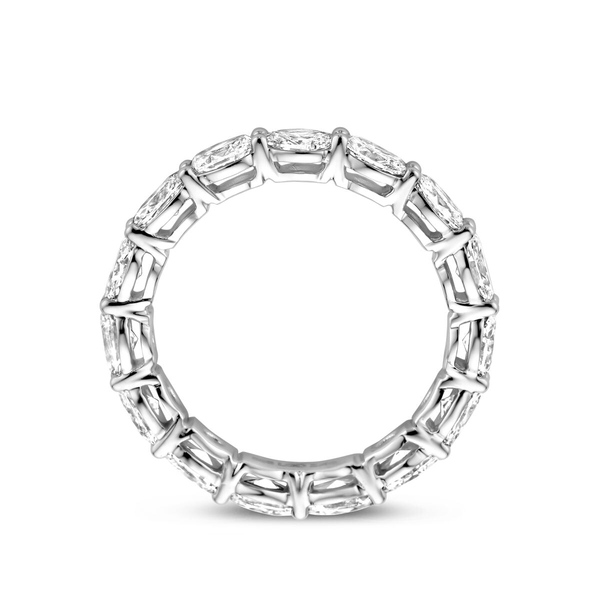 De Van der Kooij Collectie ring lab grown diamant 2.24ct h si 14K witgoud heeft een cirkelvormig eeuwigheidsontwerp met een doorlopende rij rechthoekige lab grown diamanten, gezet met een tand in witgoud en afgebeeld tegen een witte achtergrond.