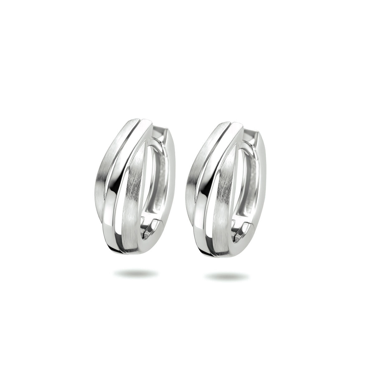 Boucles d'oreilles en argent rhodié, avec une finition polie et mate, présentant un design en spirale.