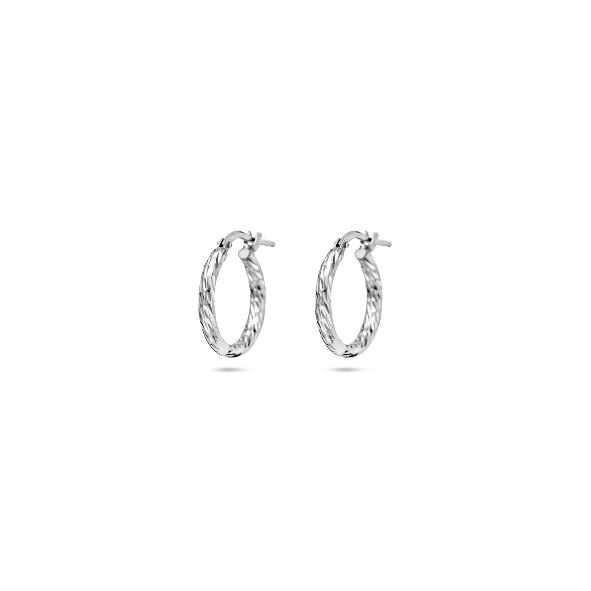 Boucles d'oreilles en argent avec un design ondulé et des diamants de 2,0 mm.