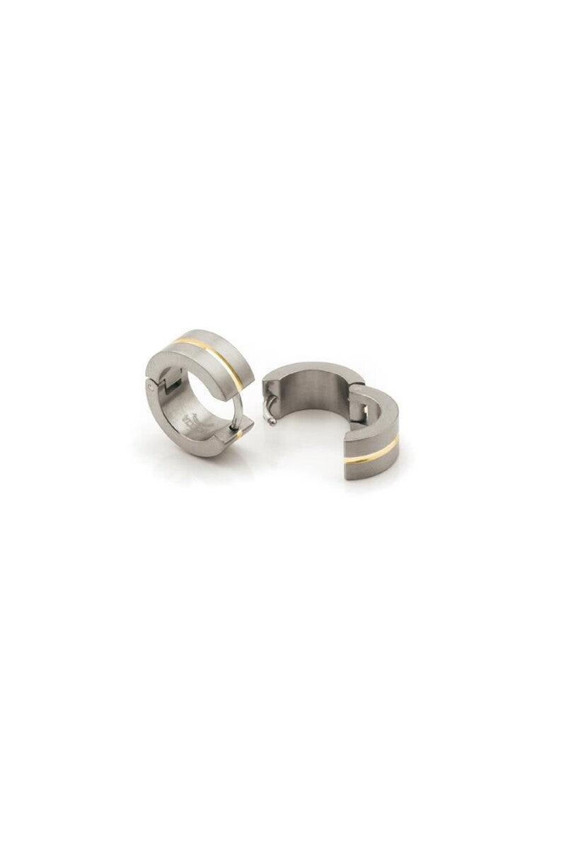 Boucles d'oreilles bicolores en titane avec une finition brillante et des détails dorés.