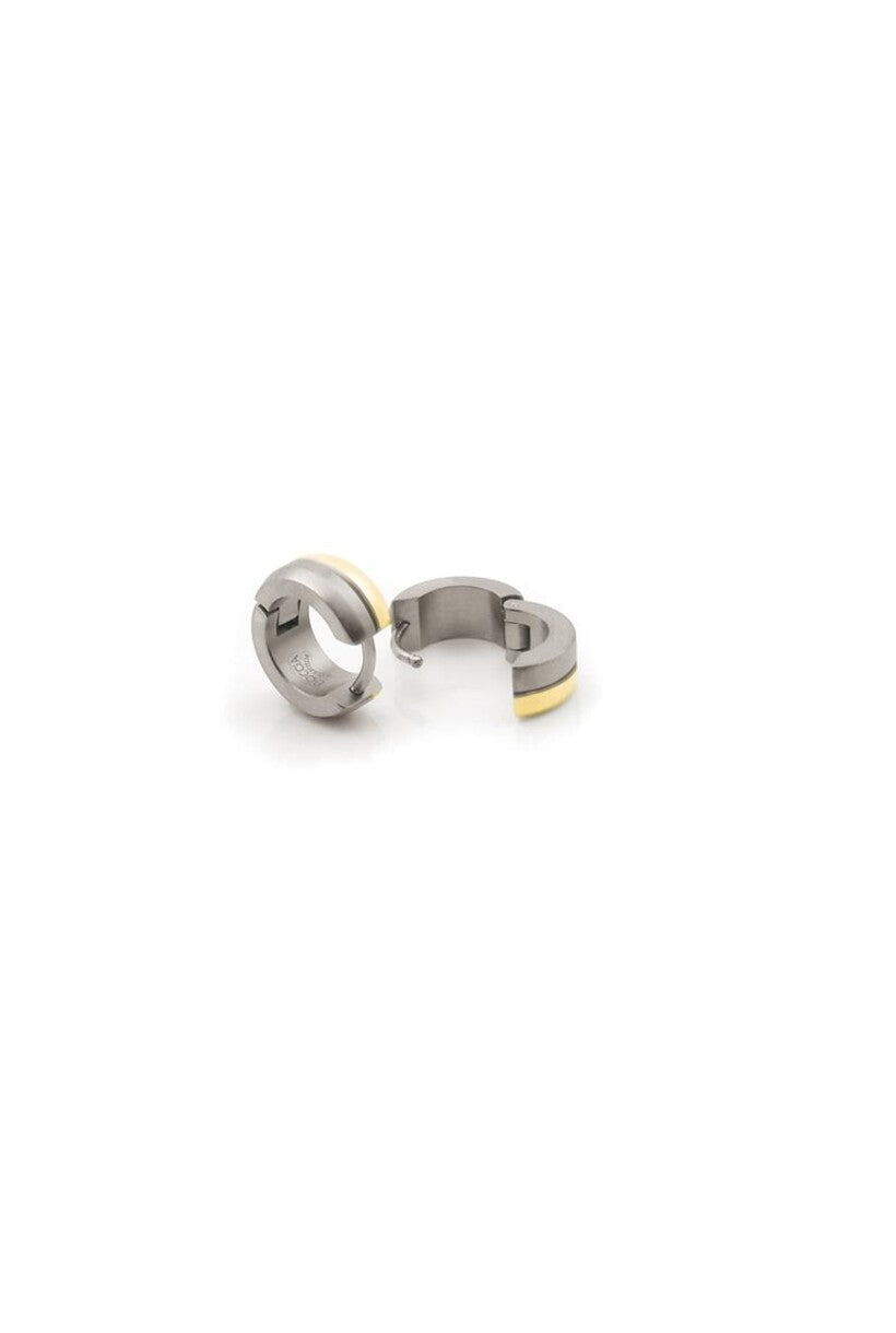 Boucles d'oreilles bicolores en titane avec une finition argentée et dorée.