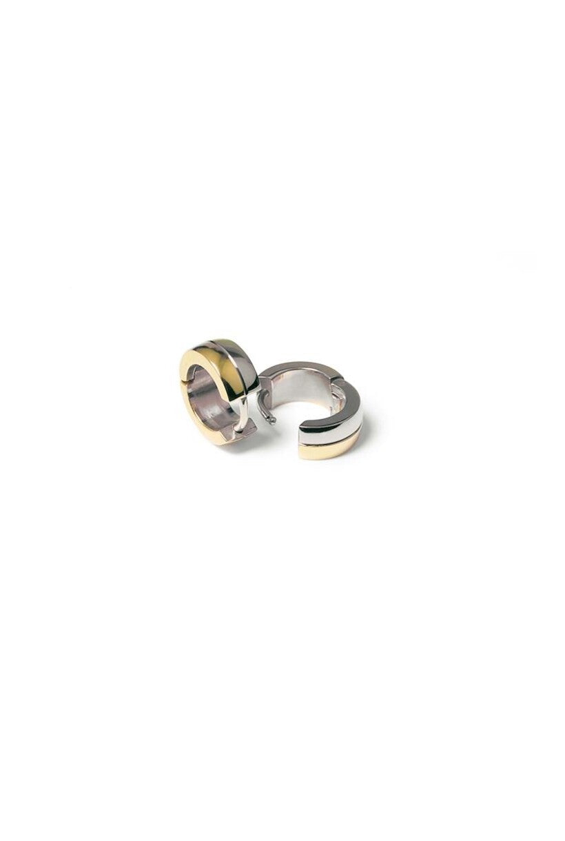 Boucles d'oreilles bicolores en titane avec des bandes argentées et dorées.
