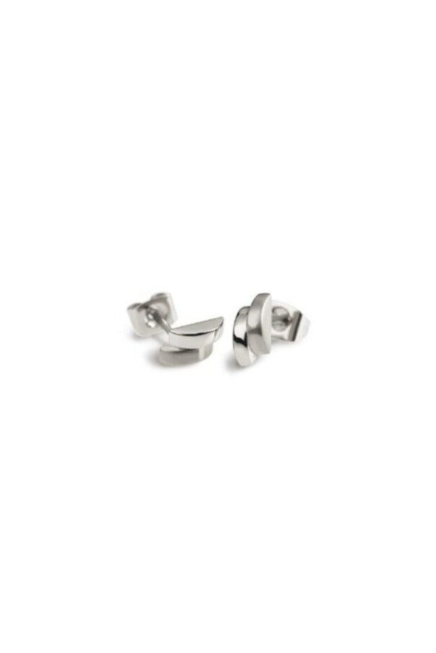 Boucles d'oreilles en titane, de forme moderne et asymétrique, finition brillante.