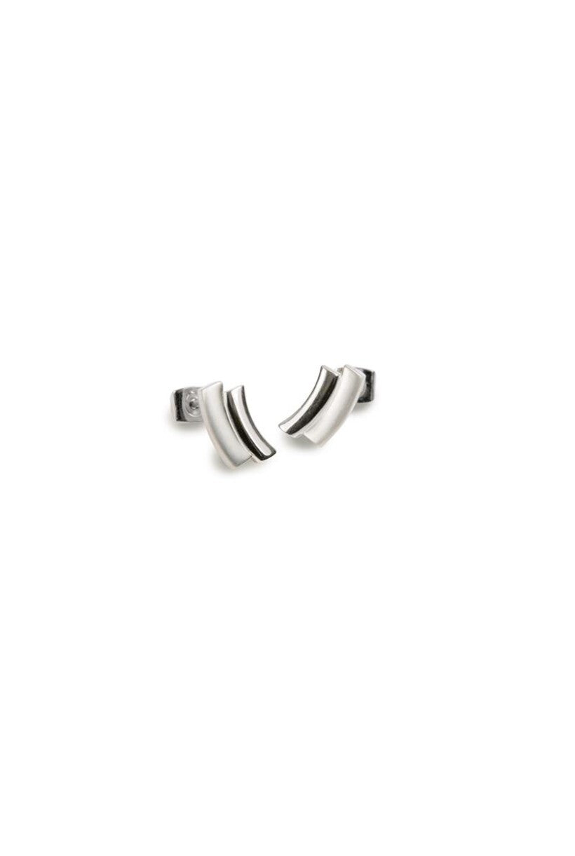 Boucles d'oreilles en titane avec un design moderne et des finitions brillantes.
