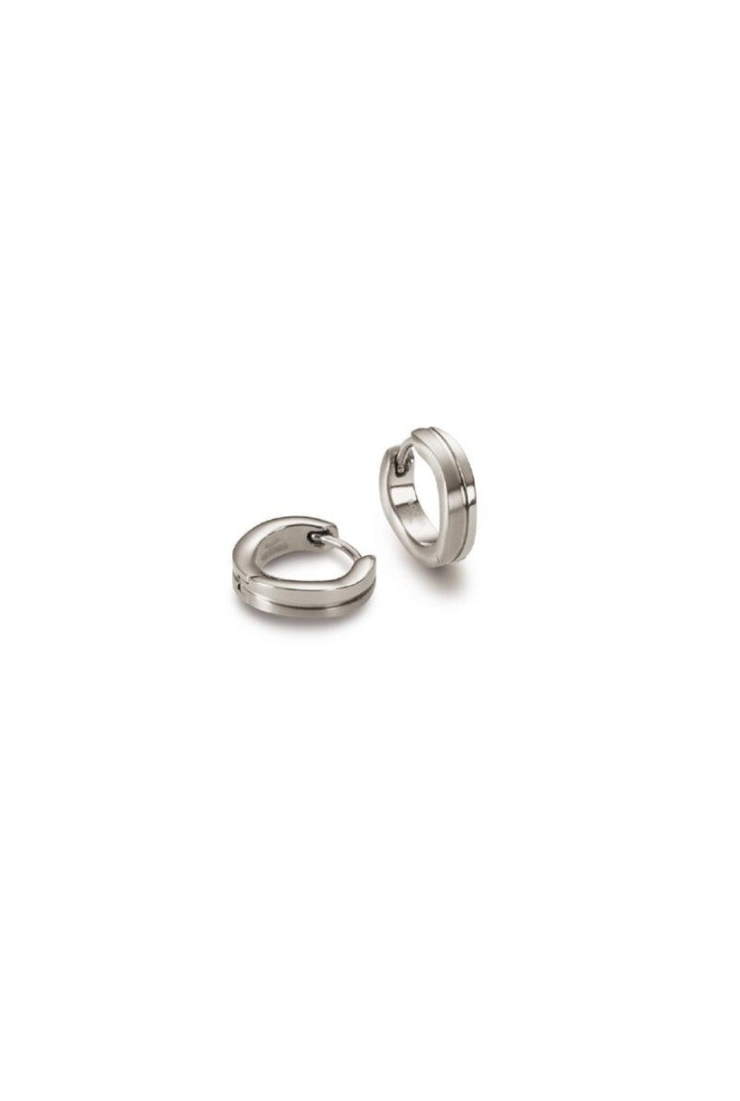 Boucles d'oreilles en titane avec un design simple et une finition lisse.