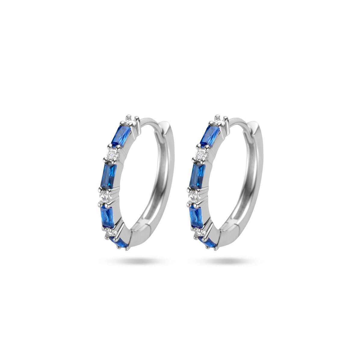 Boucles d'oreilles en argent rhodié avec des zirconias bleus en forme de rectangle.
