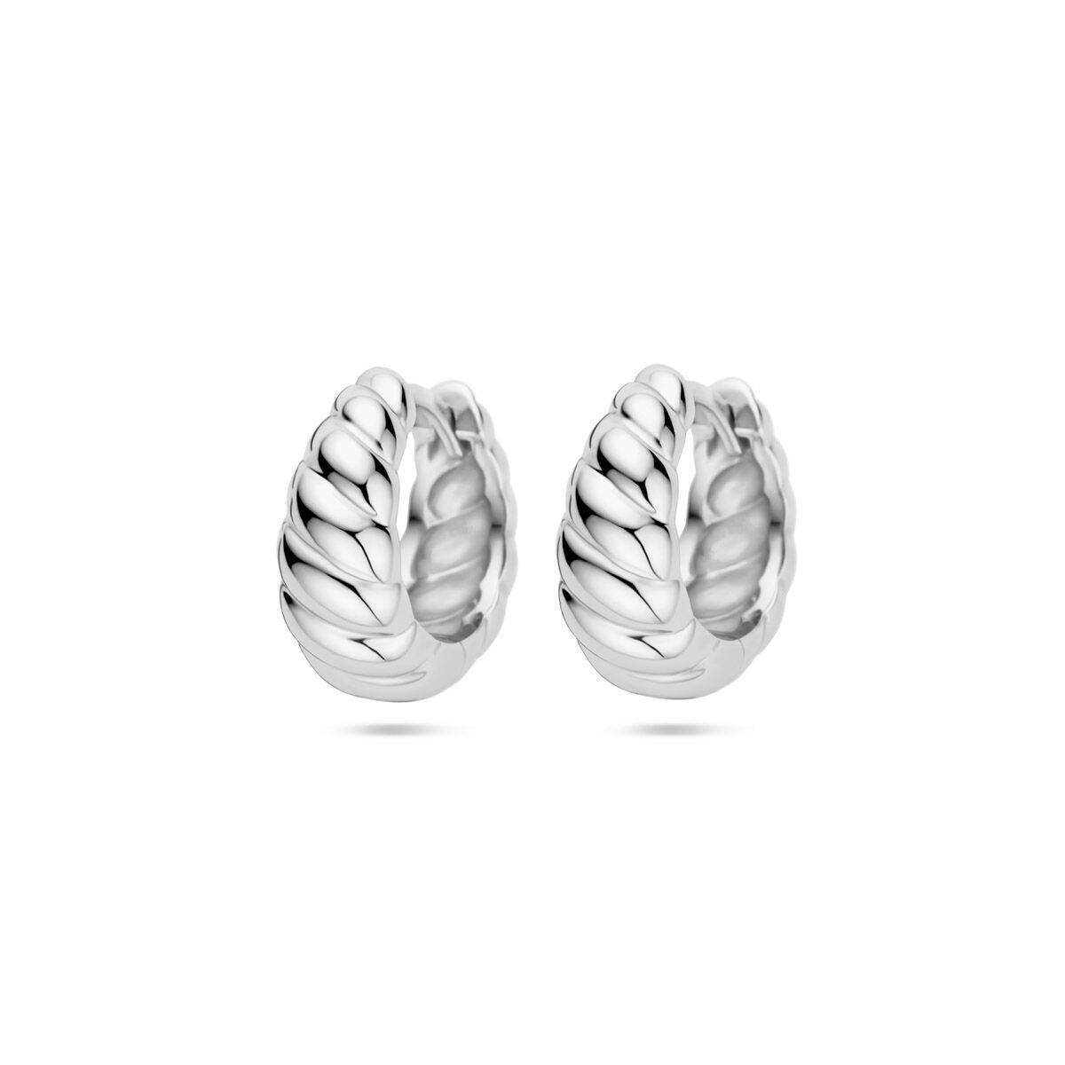 Boucles d'oreilles en argent rhodié, de forme torsadée, mesurant 6,5 mm.