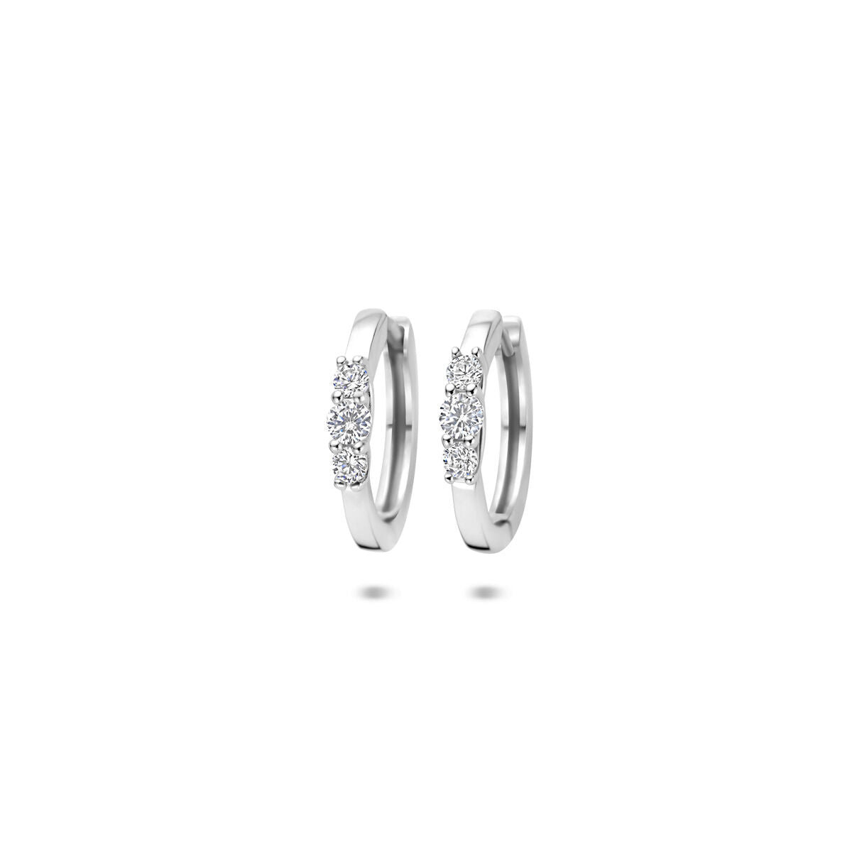 Boucles d'oreilles en argent rhodié 925 avec zirconiums, de forme ronde et délicate.