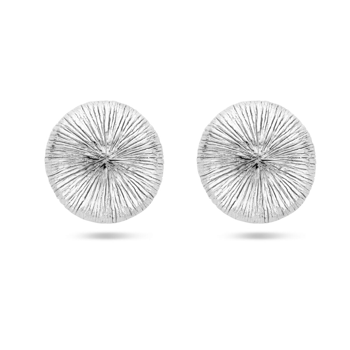 Boucles d'oreilles argentées de 25 mm avec un motif texturé en relief.