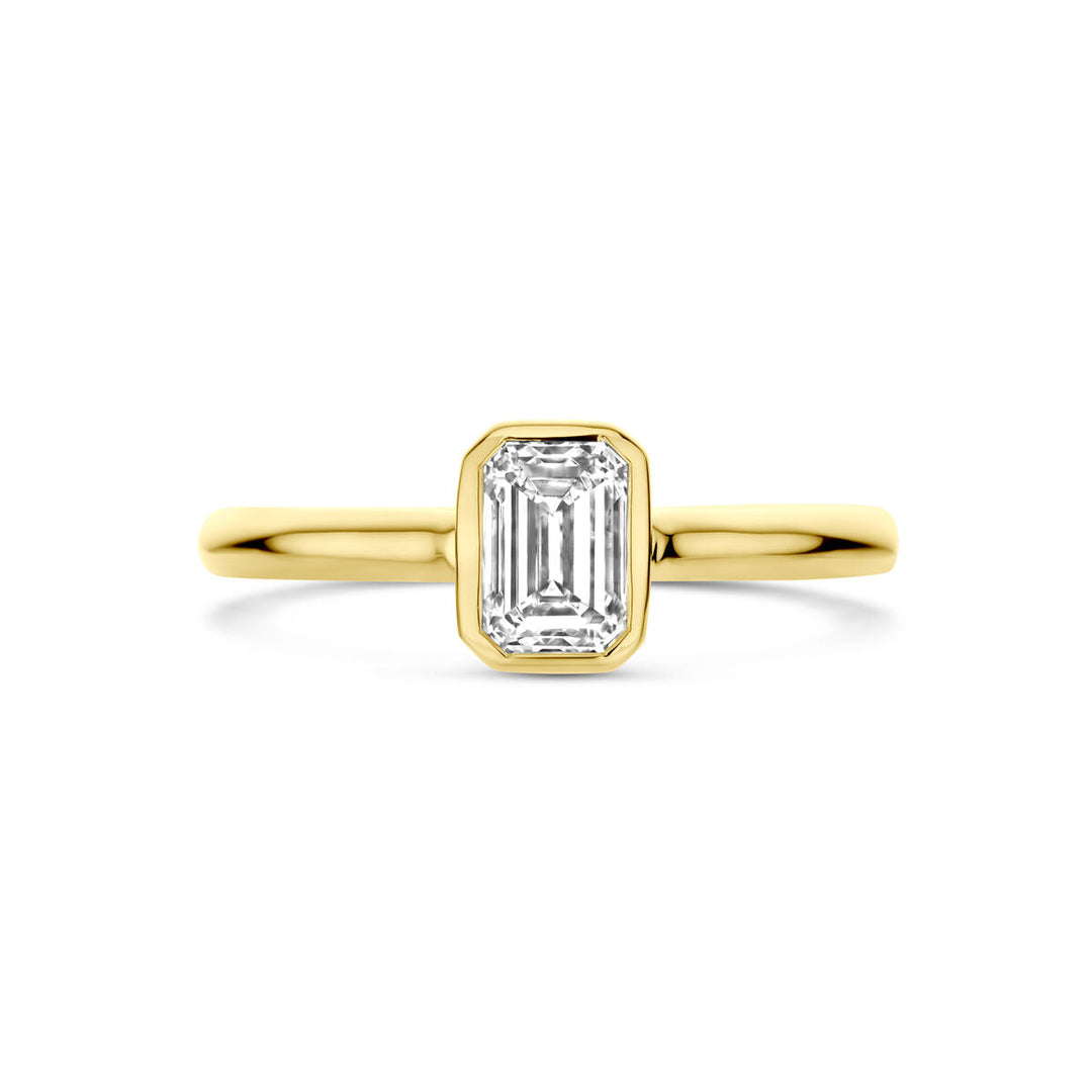 De Van der Kooij Collectie ring lab grown diamant 1.0ct H SI in 14K geelgoud heeft een smaragd geslepen lab-grown diamant in een slanke bezel zetting, afgebeeld op een witte achtergrond.