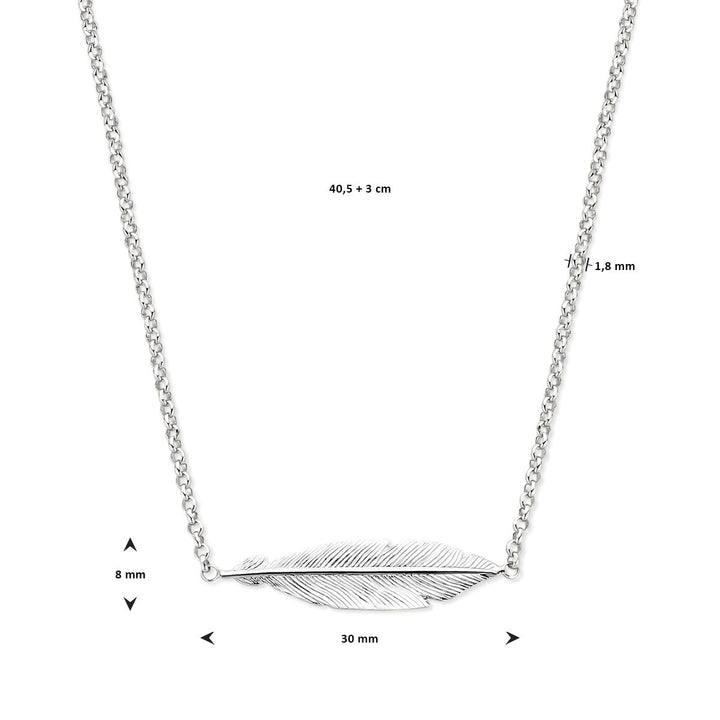 De Van der Kooij Collectie collier veer is een zilveren gegerhodineerd damessieraad met een veervormige hanger (30 x 8 x 1,8 mm) aan een ketting van 40,5 cm + 3 cm verlenging, getoond op een witte achtergrond.