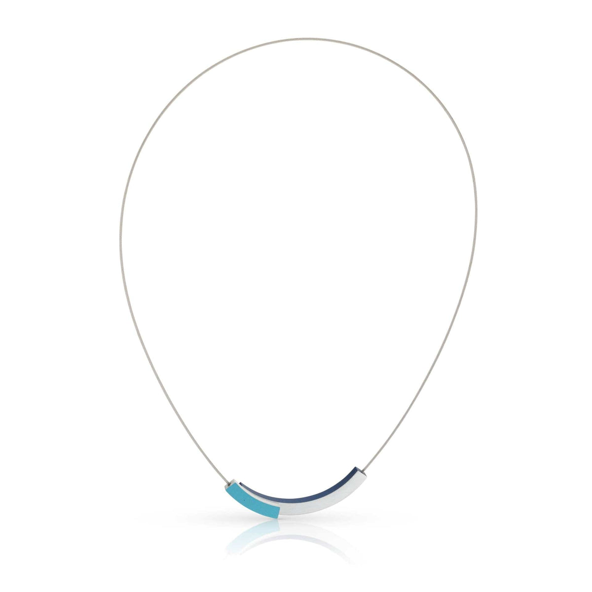 Collier en métal argenté avec deux boogjes en dégradé de bleu.