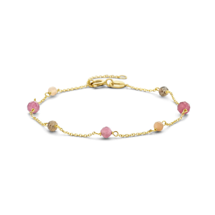 De armband toermalijn 16-18 cm van de Van der Kooij Collectie is een stijlvolle damesarmband van 14K geelgoud met kleine ronde kralen in roze, beige en gemarmerd bruin, afgewerkt met een elegante goudkleurige karabijnsluiting.