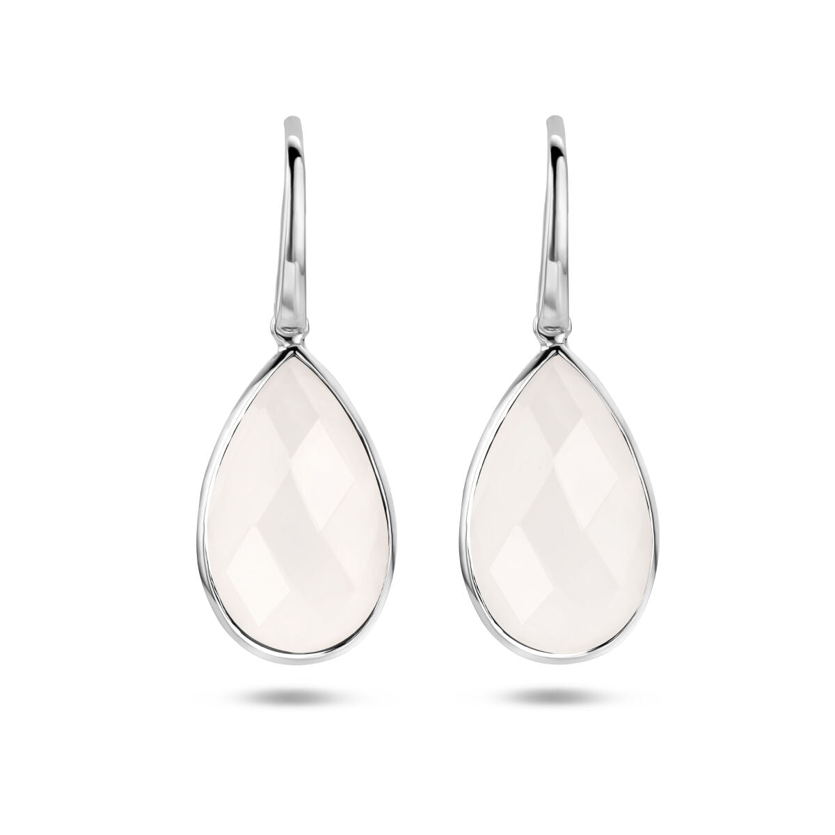Boucles d'oreilles en agate blanche en forme de goutte, avec crochets en argent rhodié.