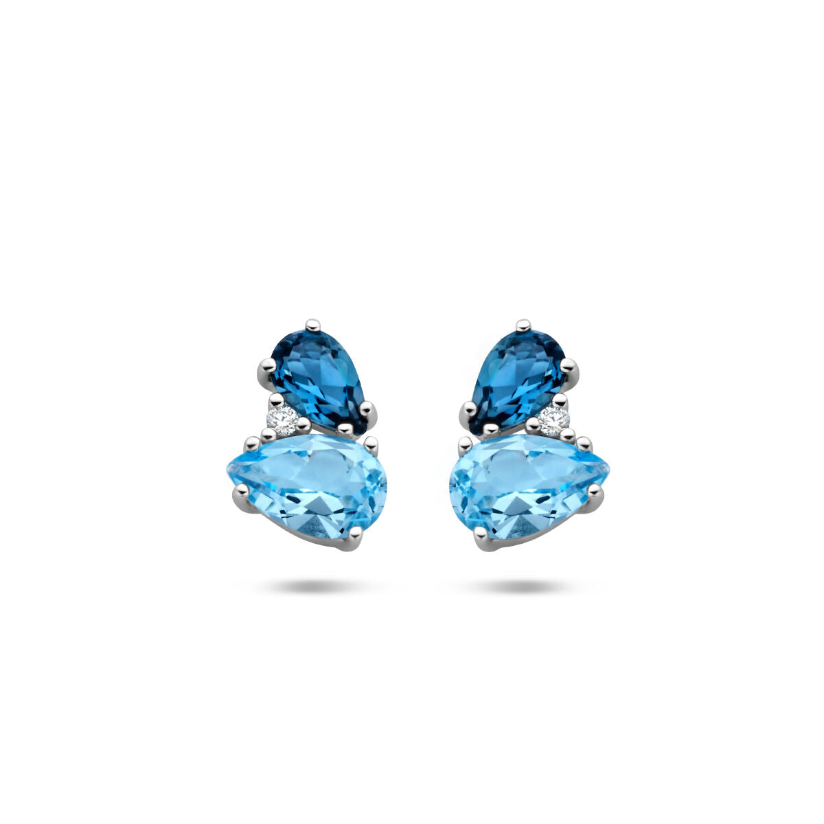 Boucles d'oreilles en or blanc 14K avec topazes london blue en forme de poire et diamants.