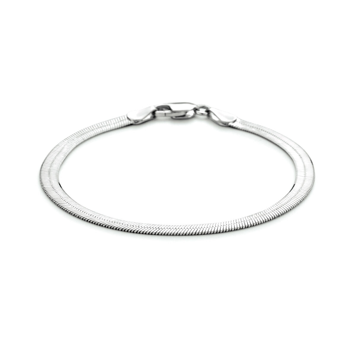 Bracelet plat en argent rhodié de 4,5 mm de large avec fermoir.