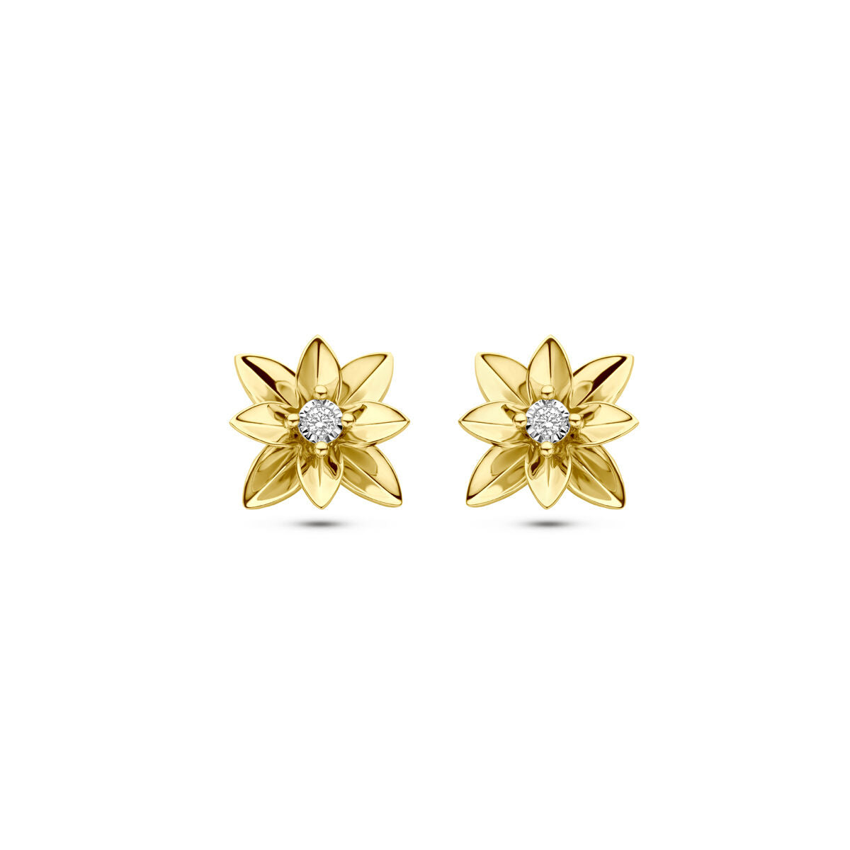 Boucles d'oreilles en or bicolore jaune et blanc, en forme de fleur, avec un diamant de 0,03 ct au centre.