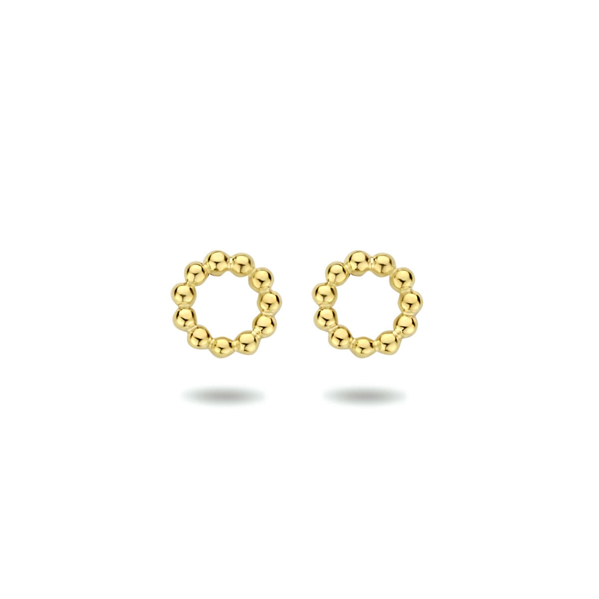 Boucles d'oreilles rondes en argent doré à l'or jaune, ornées de petites perles.