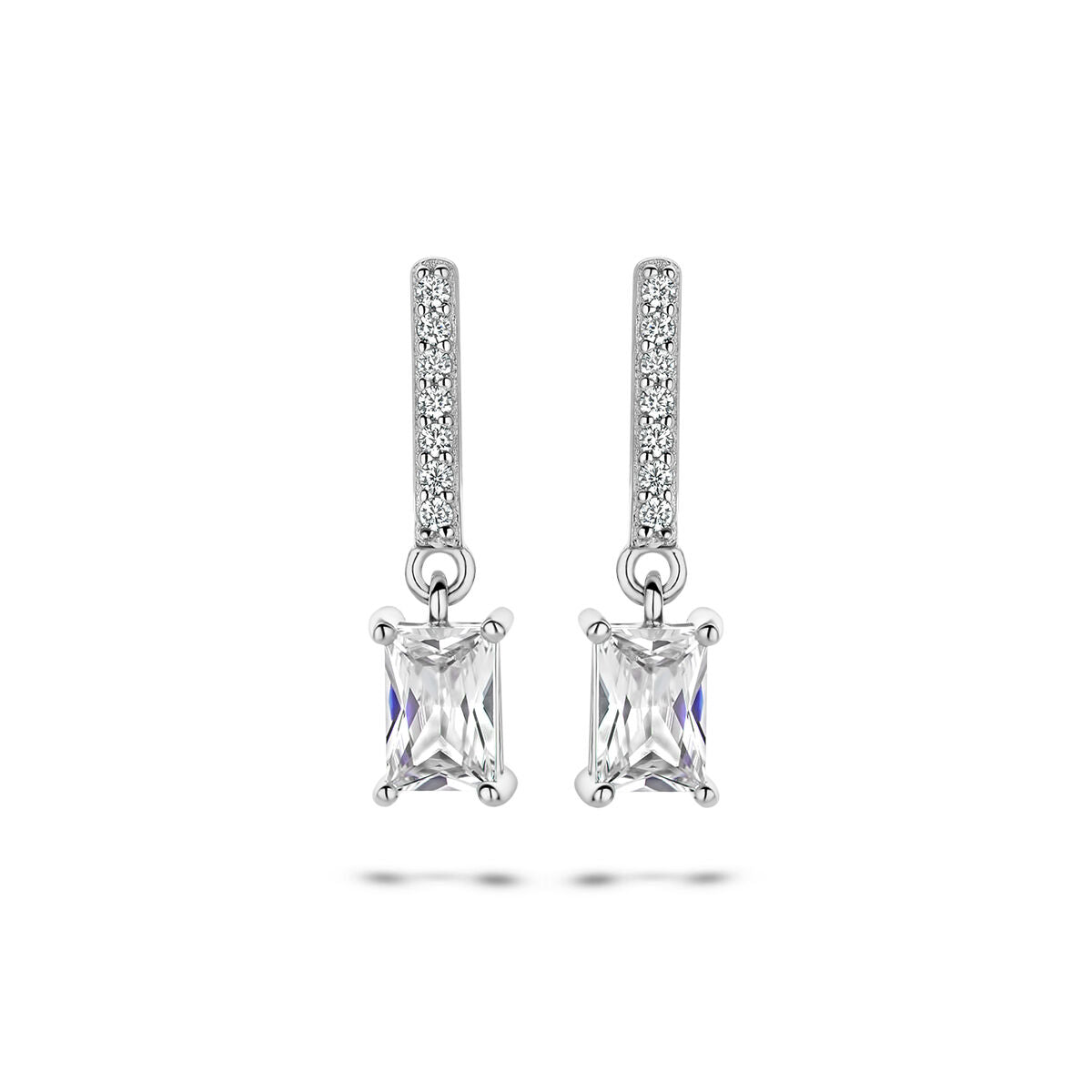 Boucles d'oreilles en argent rhodié avec zirconia, ornées de pierres brillantes et de pendentifs rectangulaires.