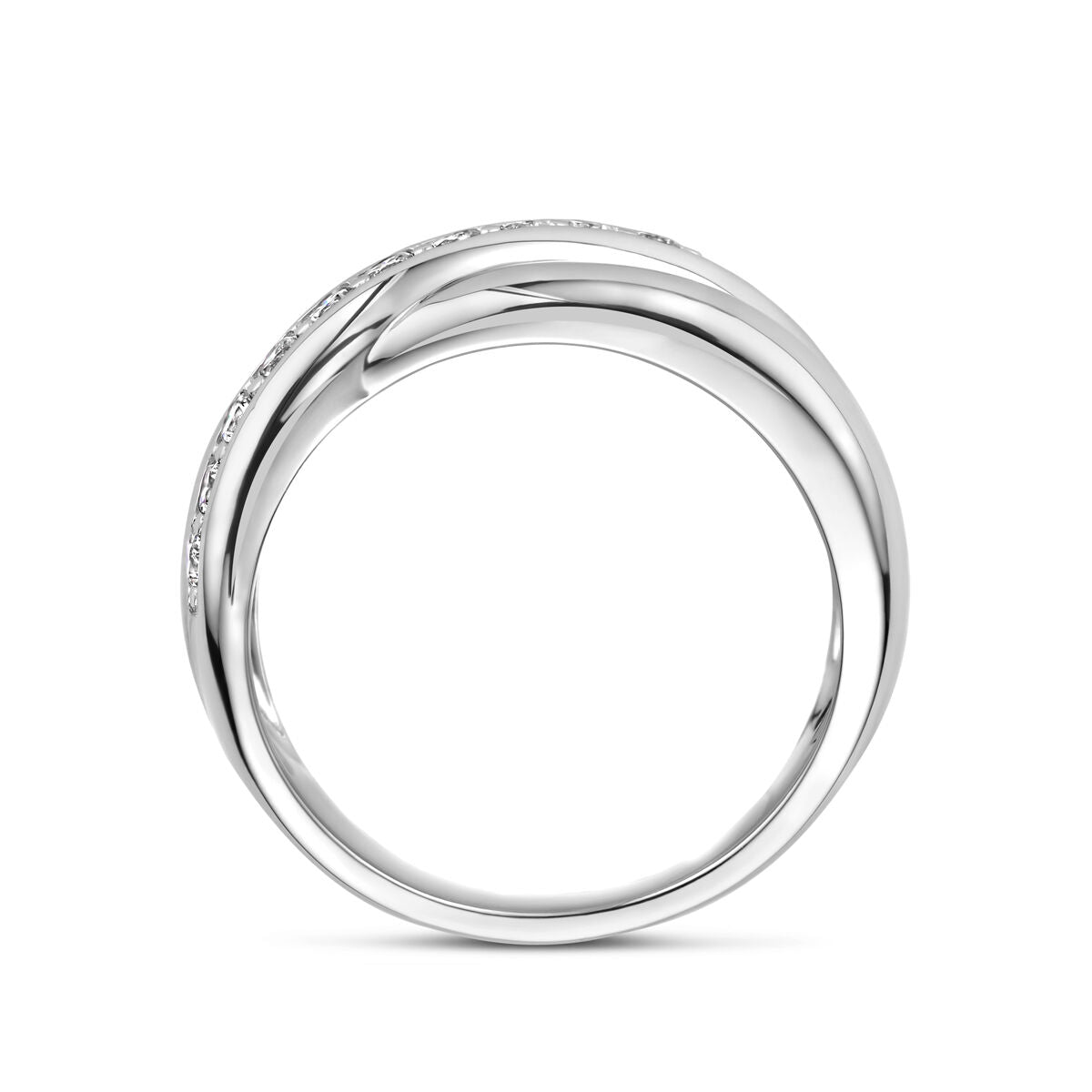 Een gepolijste zilveren ring van Van der Kooij Collectie, met een gedraaid ontwerp en een subtiele rij kleine zirkonia's langs één zijde. Product: ring zirkonia zilver gerhodineerd. Afgebeeld tegen een witte achtergrond.