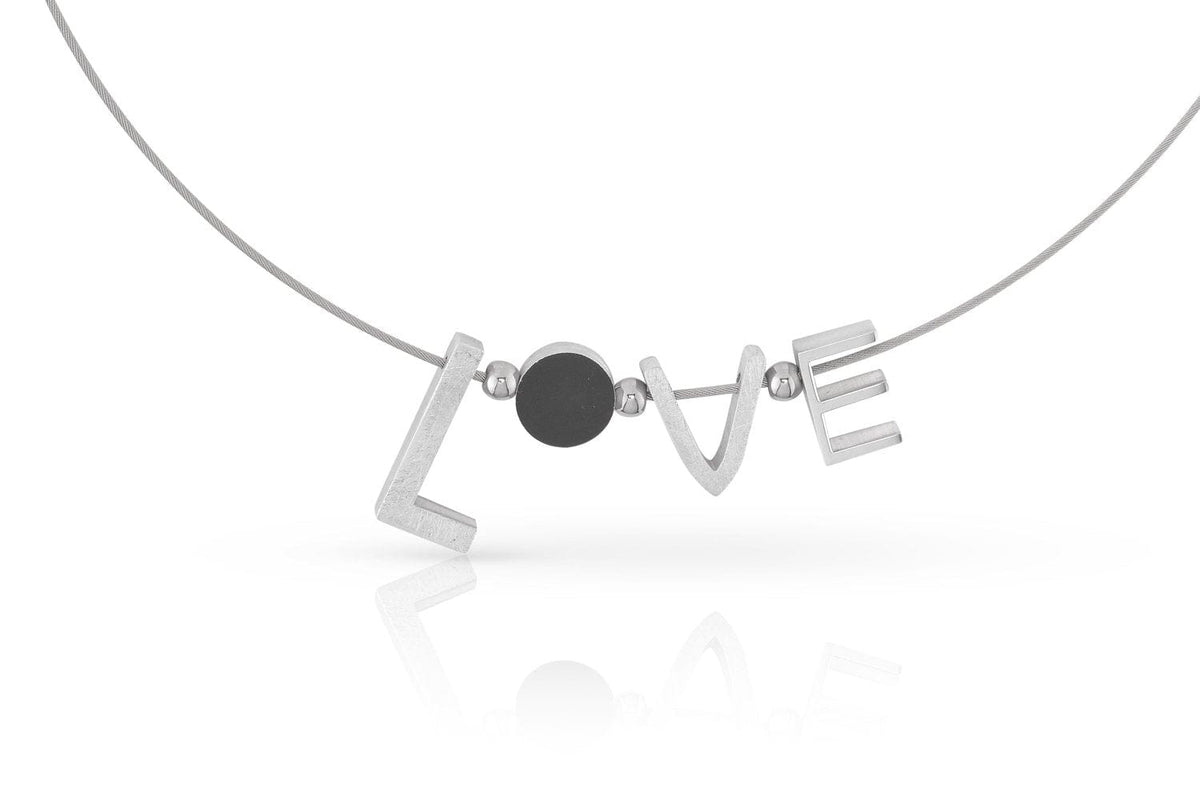Collier en argent avec le mot "LOVE" et un pendentif noir.