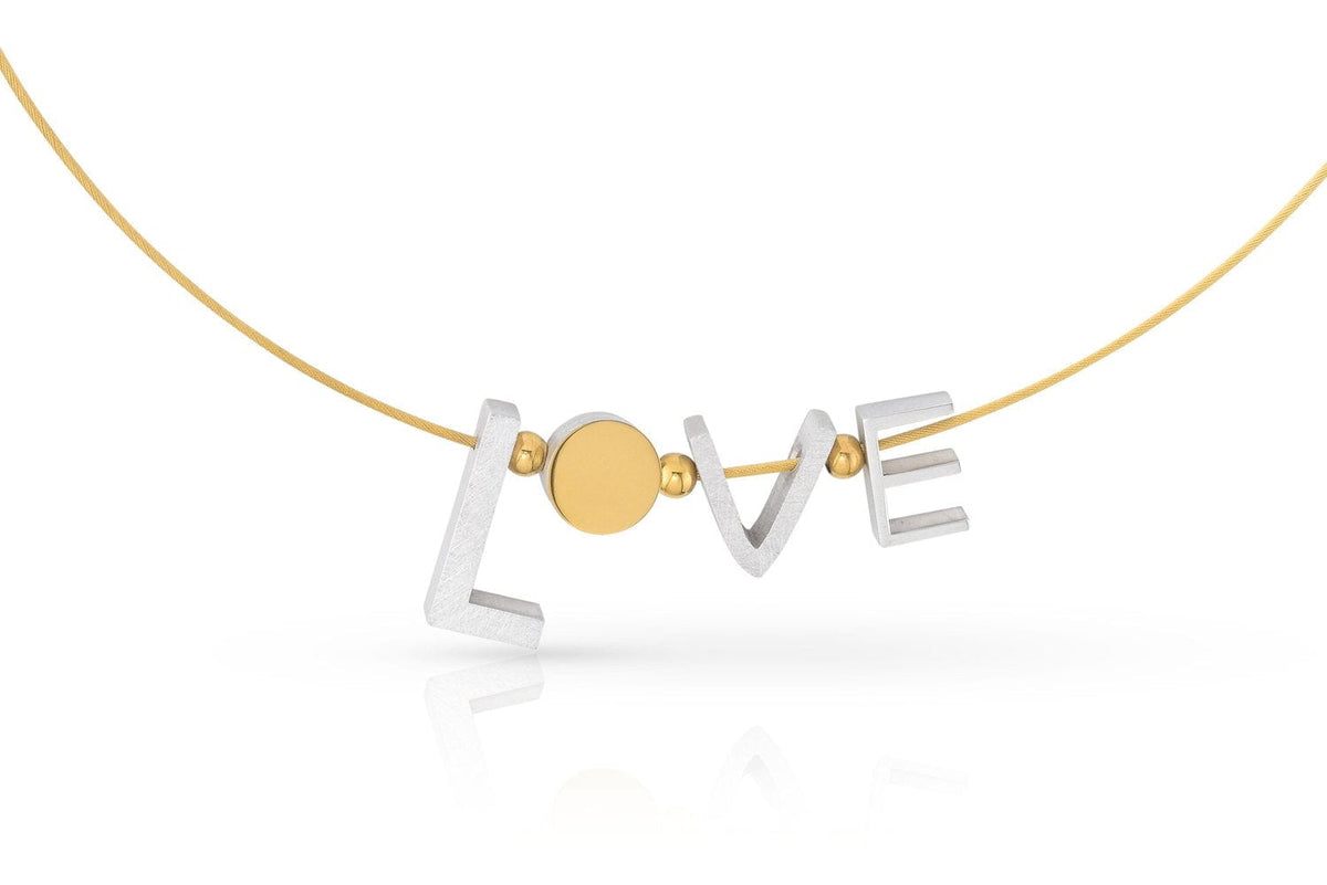 Collier doré avec les lettres "LOVE" en argent et un cercle doré.