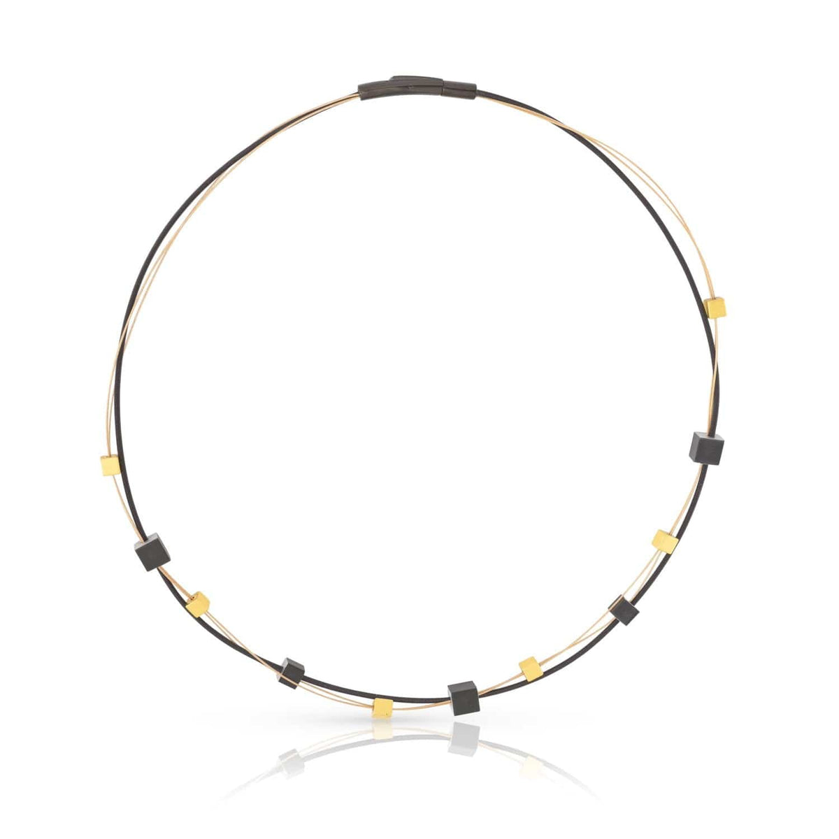 Collier en métal doré et noir avec des cubes décoratifs.