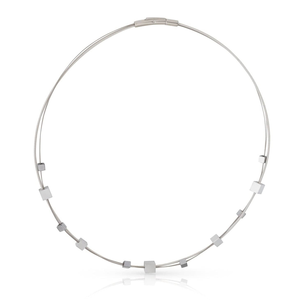 Collier en argent avec des cubes ludiques, forme ronde et finition brillante.