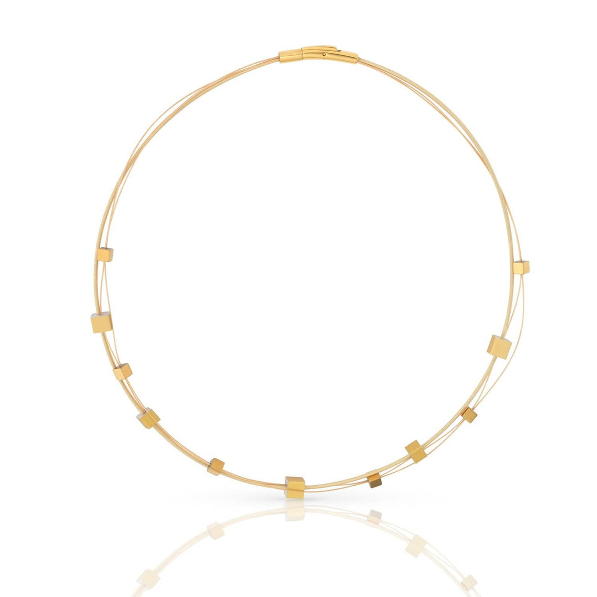 Collier en métal doré avec des cubes ludiques, design moderne et épuré.