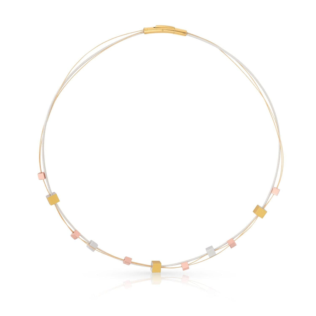 Collier en métal tricolore avec des cubes ludiques en or, argent et rose.