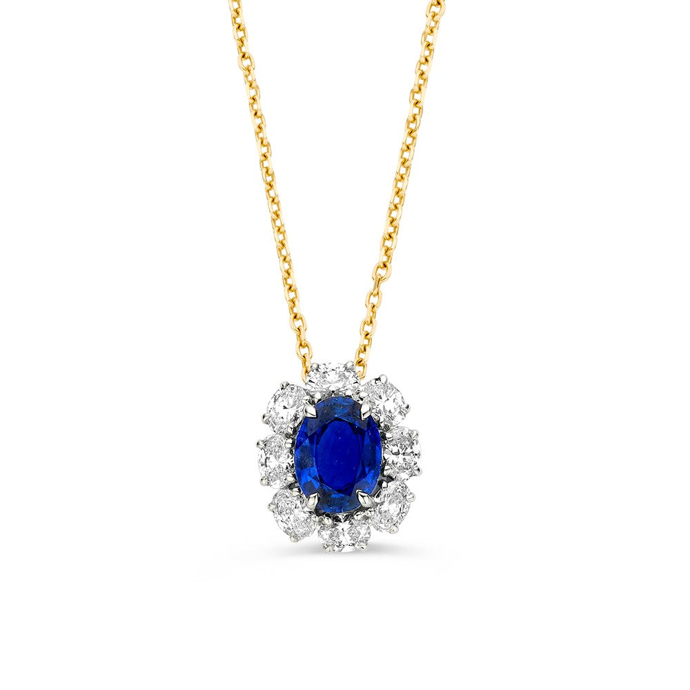 Bicolor collier met een ovale saffier omringd door briljant geslepen diamanten, aan een gouden ketting.