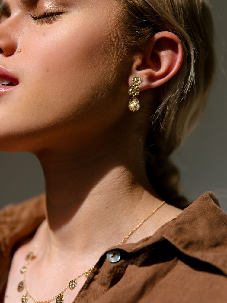 Collier en Or Jaune 14K avec Pièces Martelées – Bijou Élégant pour Femme
