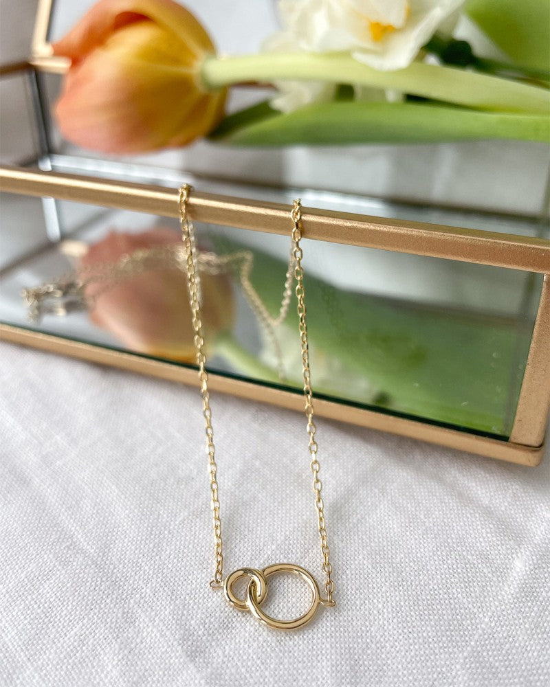 Collier en Or avec Mailles Ancrées Taillées et Cercles Reliés – Élégance 14 Carats pour Femme