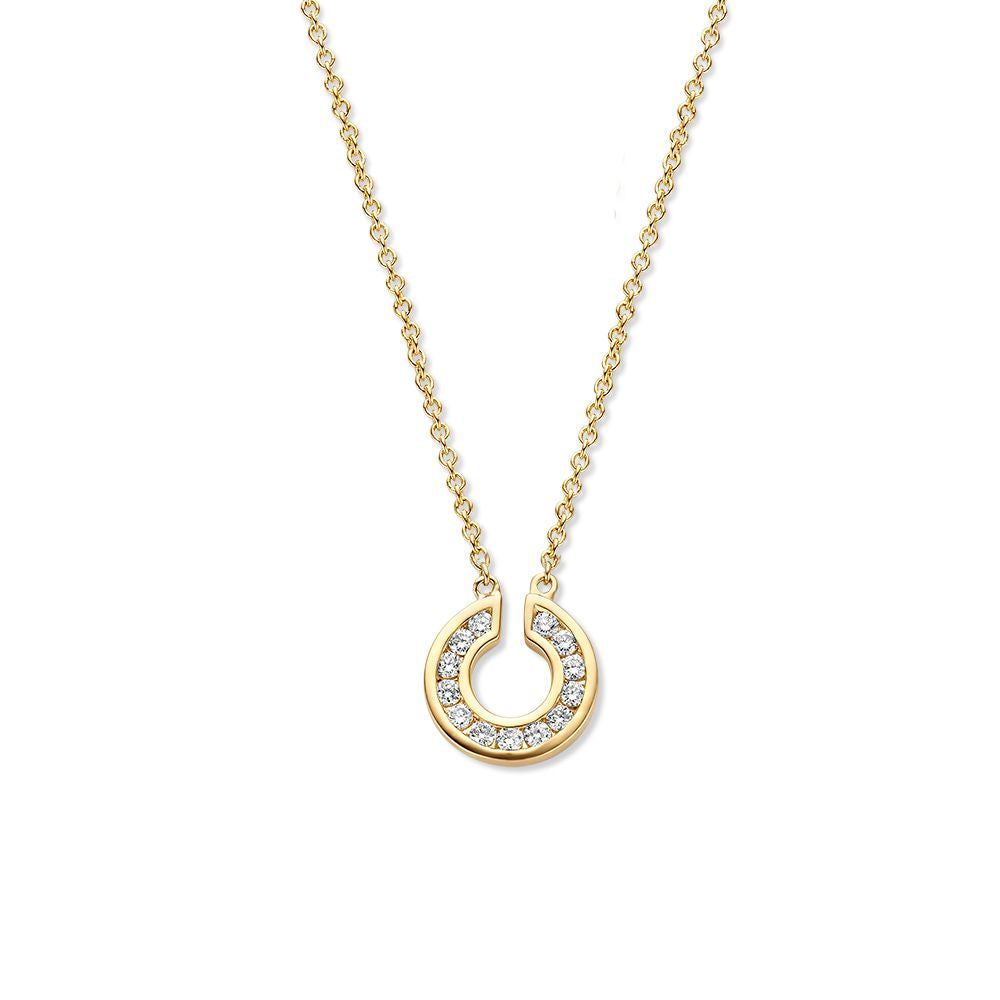Collier en or jaune avec pendentif en forme de cercle, orné de diamants.