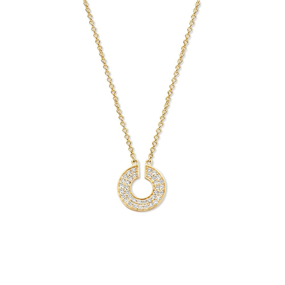Collier en or jaune avec pendentif circulaire serti de diamants.