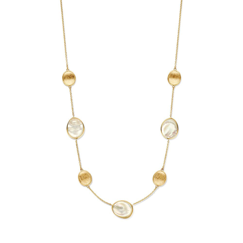 Collier en or jaune avec des éléments en or mat et en nacre, composé de plusieurs motifs ovales.