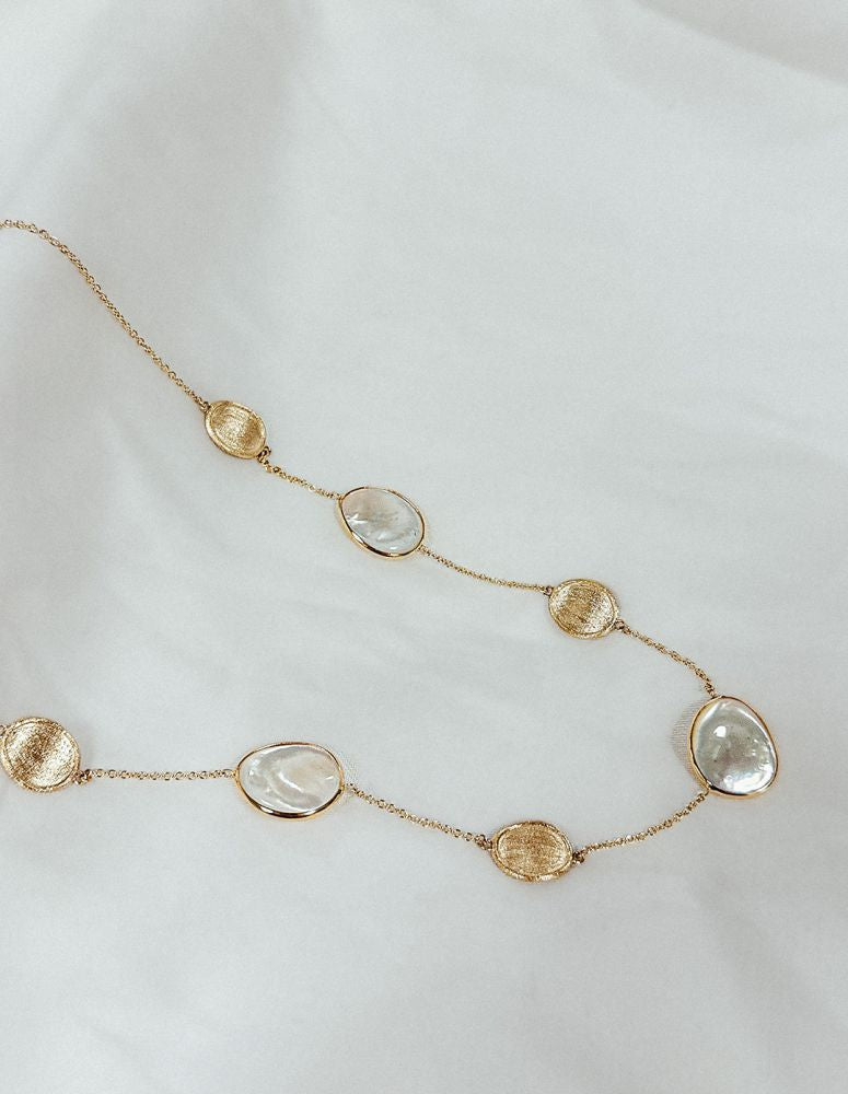 Collier en or jaune avec des éléments en or mat et en nacre - 14 carats