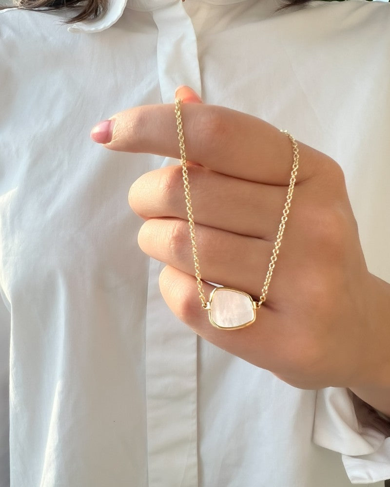 Collier en Or Jaune avec Maille Ancre Ronde et Pendentif en Nacre – Luxe 14 Carats pour Femme