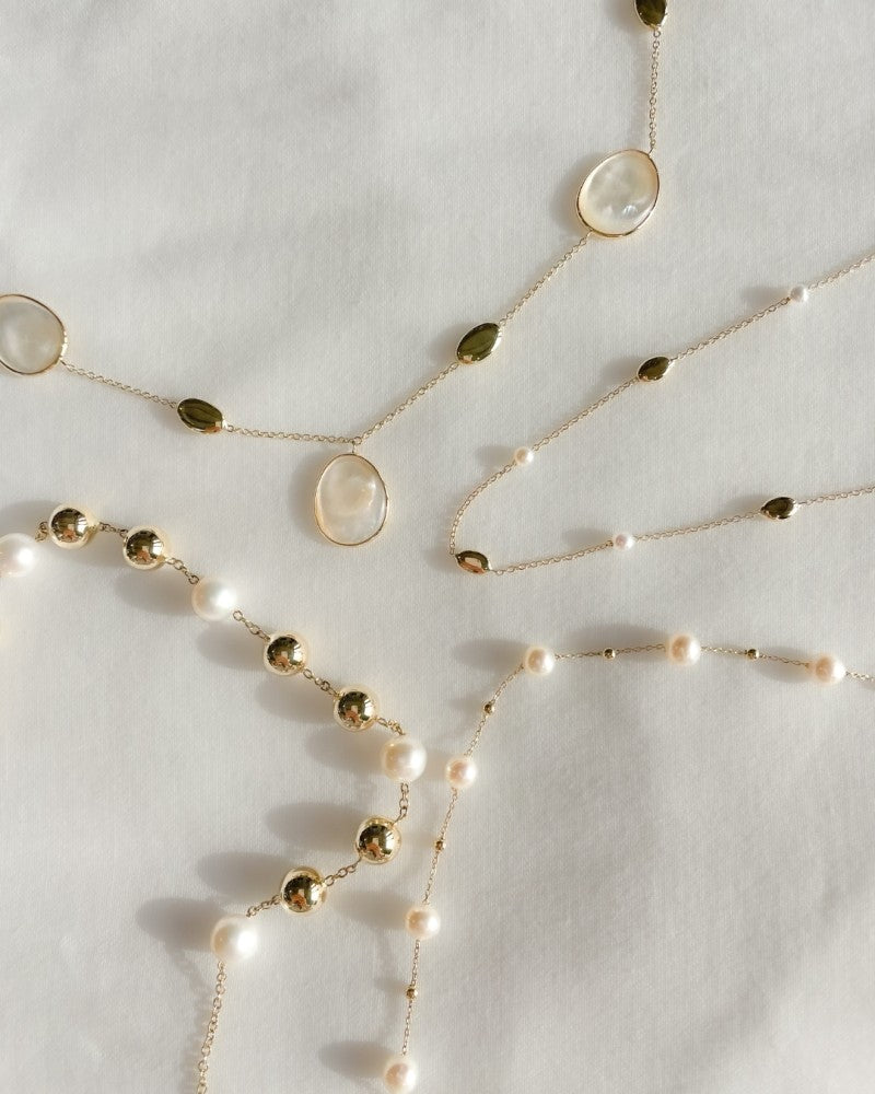 Collier en or jaune avec éléments en or et en nacre - 14 carats