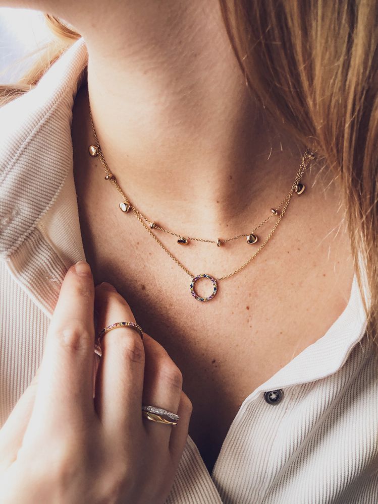 collier en or jaune avec pendentif rond en saphir arc-en-ciel - 14 carats