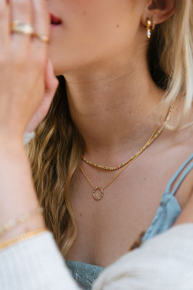 collier en or jaune avec pendentif rond en saphir arc-en-ciel - 14 carats