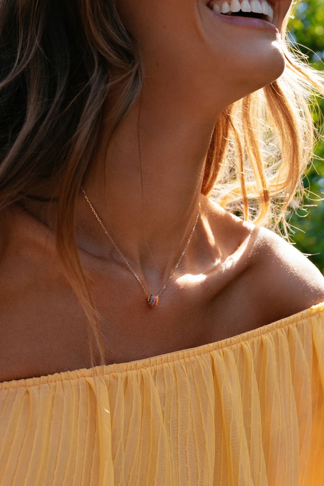 Collier en or jaune ludique avec trois pendentifs en or et des saphirs colorés en dégradé - 14 carats