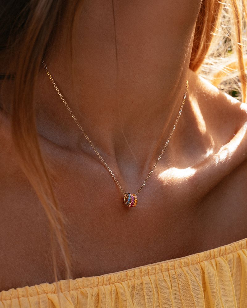 Collier en or jaune ludique avec trois pendentifs en or et des saphirs colorés en dégradé - 14 carats