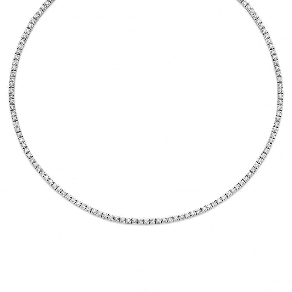 Collier en or blanc avec 131 diamants en sertissage chaton, pesant 4,55 carats.