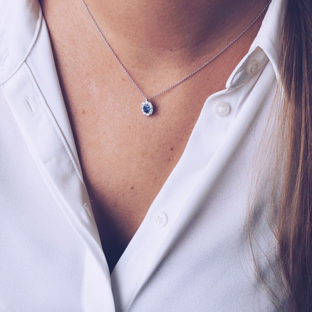 Collier en or blanc avec pendentif entouré et verre saphir - 14 carats