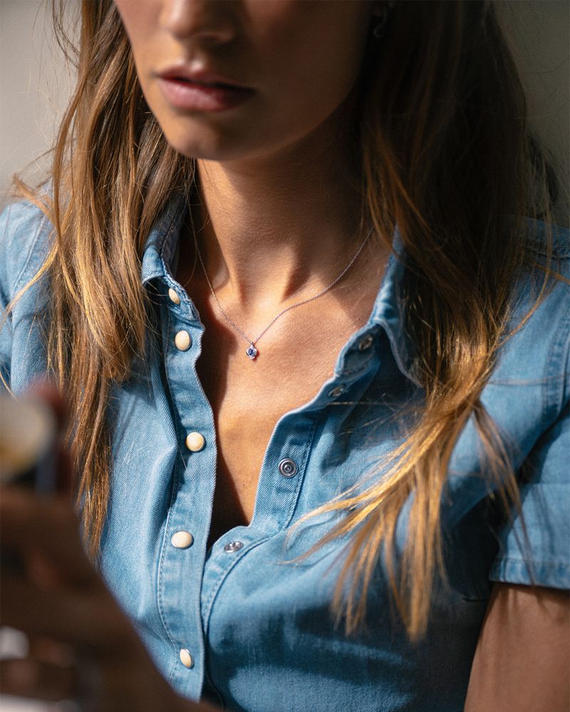 Collier en or blanc avec pendentif en fleur, saphir bleu et diamant - 14 carats