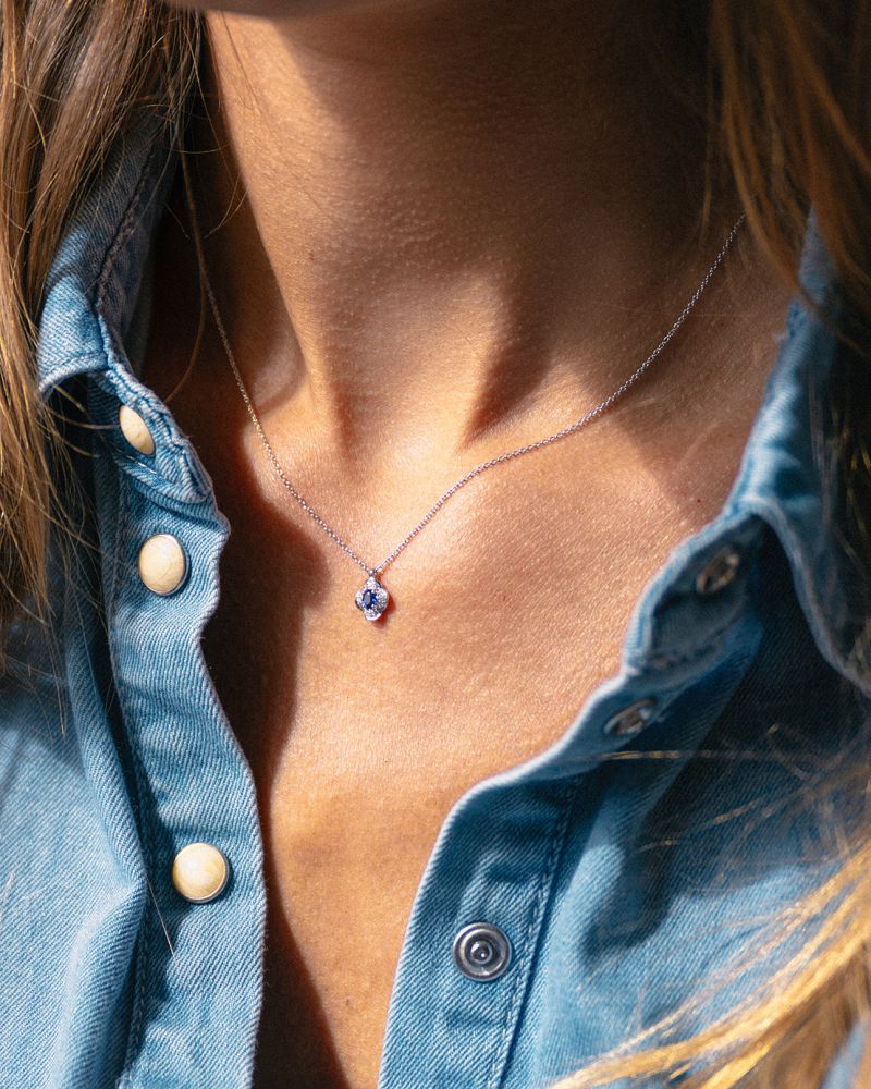 Collier en or blanc avec pendentif en fleur, saphir bleu et diamant - 14 carats