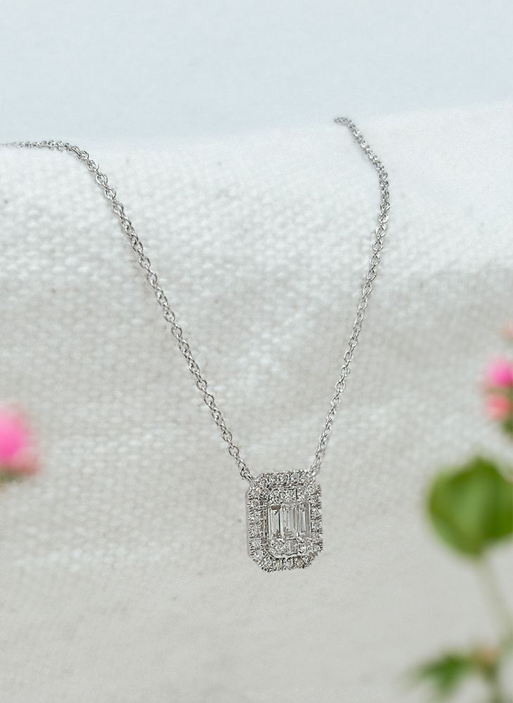 Collier en or blanc avec pendentif en émeraude et diamants taillés en brillant et en baguette - 14 carats