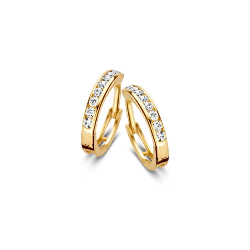 Boucles d'oreilles en or jaune avec des zircones, de forme incurvée et ornées de pierres brillantes.